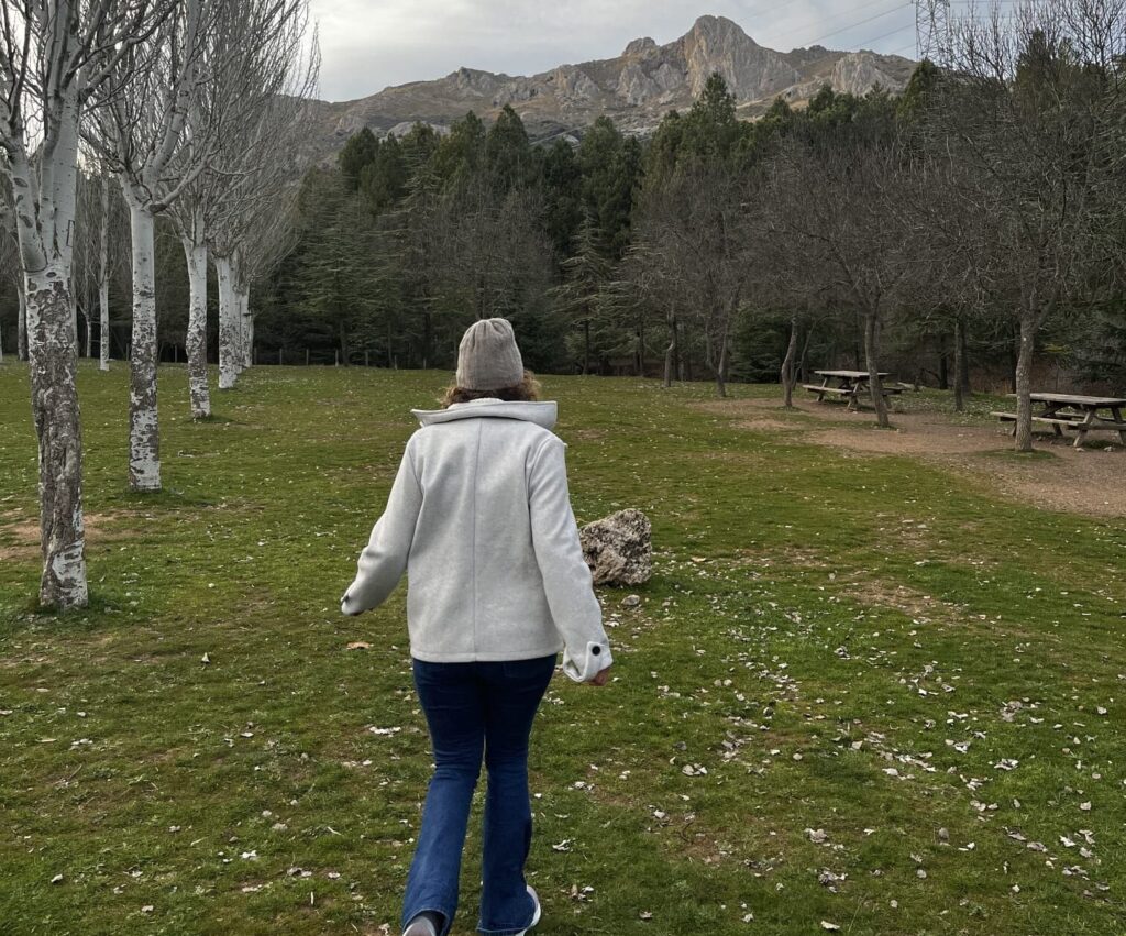 Persona caminando en la naturaleza reflexionando sobre una decisión en un conflicto familiar